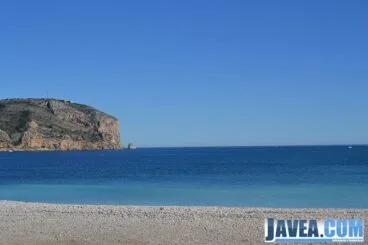 La Playa del Primer Muntanyar o Playa del Benissero se divide en piedras y la piedra tosca