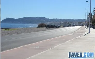 La Playa del Primer Muntanyar o Playa del Benissero se situa a lo largo de la Avenida Mediterráneo de Jávea