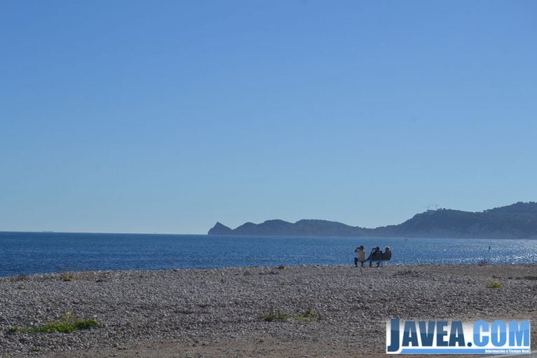 La Playa del primer muntanyar o playa del Benissero de Jávea se puede disfrutar todo el año para pasear o contemplar el precioso paisaje