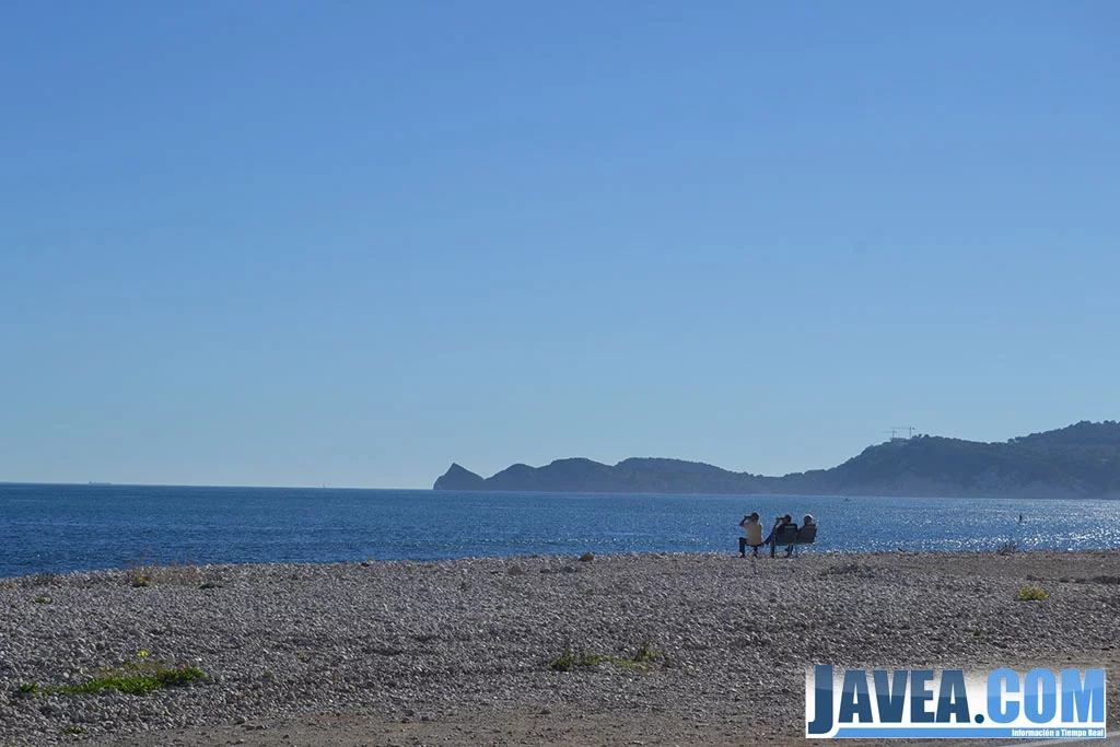 La Playa del primer muntanyar o playa del Benissero de Jávea se puede disfrutar todo el año para pasear o contemplar el precioso paisaje