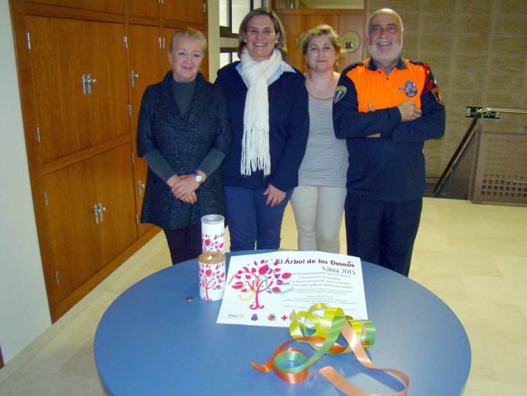 La edil de Servicios Sociales, Tere Bisquert, recibe el donativo del árbol de los deseos