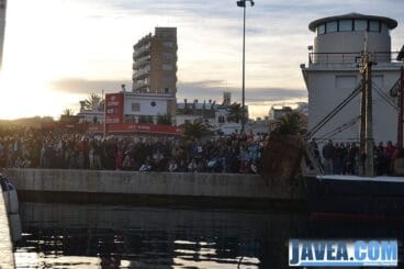 La gente esperaba impaciente la llegada de los Tres Reyes Magos de Oriente en el puerto de Jávea