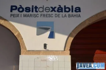 La lonja de Jávea donde se compra pescado y marisco fresco de la bahía se encuentra a escasos metros de la Playa La Grava