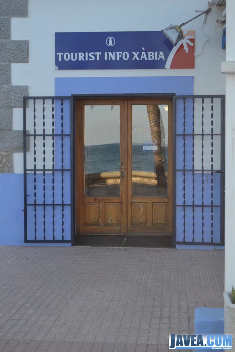 La oficina de turismo del puerto de Jávea se encuentra en el Paseo Marítimo a primera línea de la Playa de la Grava