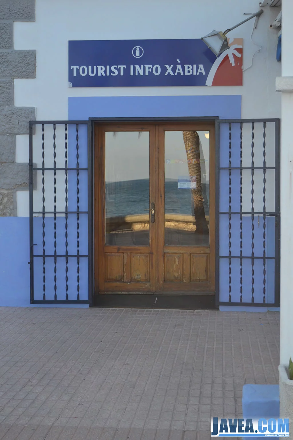 La oficina de turismo del puerto de Jávea se encuentra en el Paseo Marítimo a primera línea de la Playa de la Grava