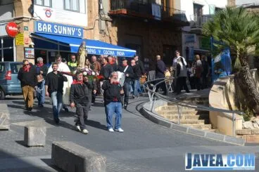 La penya La Burrera llevó la imagen de San Antonio hasta el paseo marítimo después de la misa en su honor