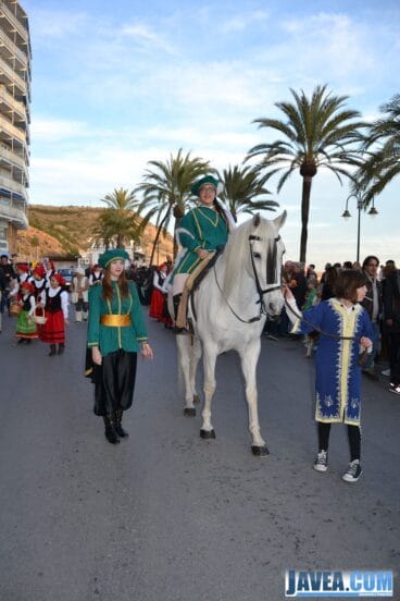 La pregonera de los Reyes Magos de Oriente en la Cabalgata del puerto de Jávea