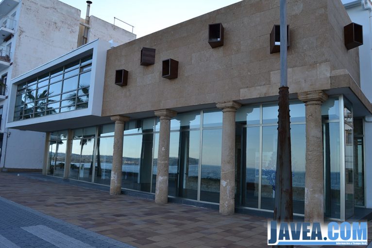 La sala de arte municipal La Casa del Cable se encuentra en la primera línea de la Playa La Grava