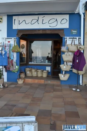 La tienda Índígo en Jávea en primera línea de la Playa La Grava