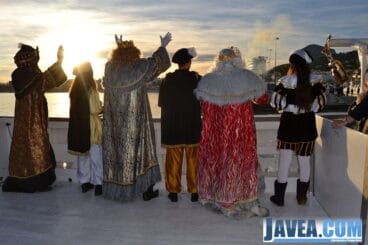 Los Tres Reyes Magos de Oriente con sus pajes saludando a todos los que les esperaban en el puerto de Jávea