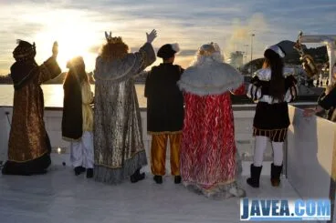 Los Tres Reyes Magos de Oriente con sus pajes saludando a todos los que les esperaban en el puerto de Jávea