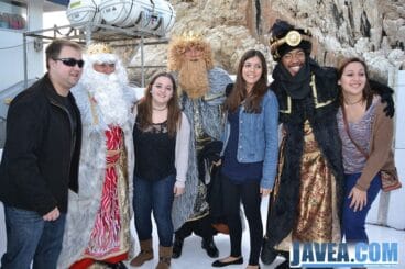 Los Tres Reyes Magos de Oriente con vecinos de Jávea en el barco antes de llegar a puerto