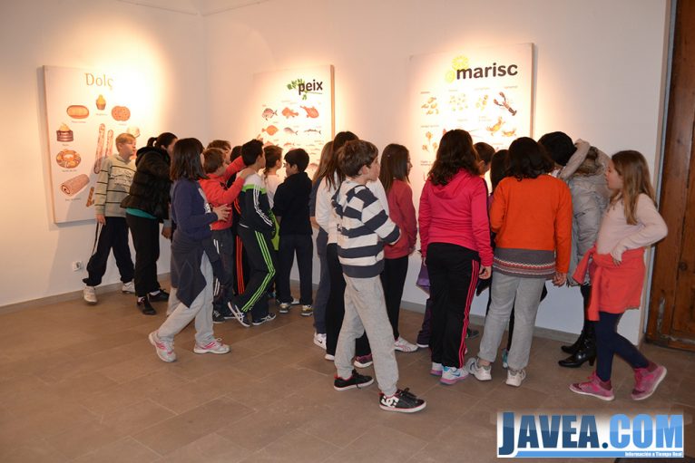 Los alumnos del Graüll han visitado la muestra de promoción del valenciano.