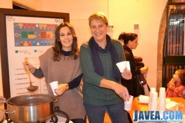 Los comerciantes del Mercado Municipal fueron los encargados de repartir el chocolate y las bambas a los niños y niñas que asistieron a ver a los pajes