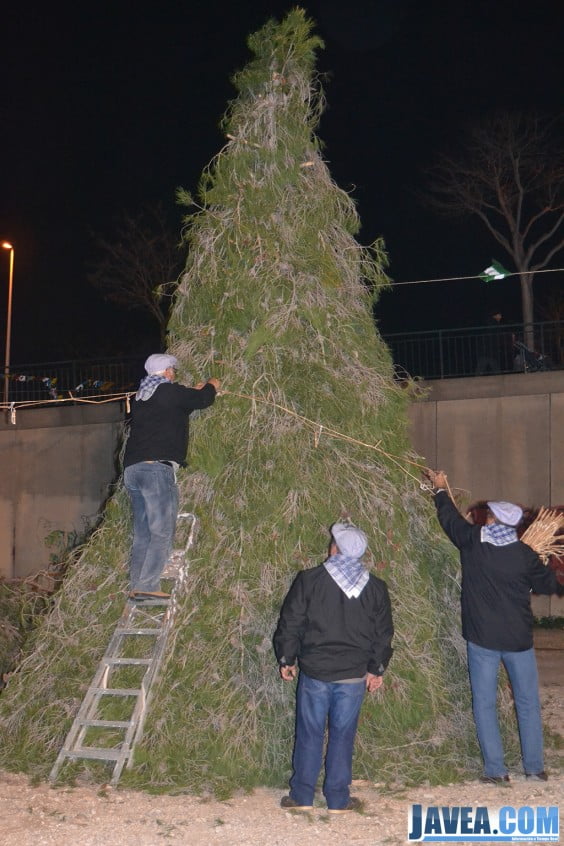 Los festeros de San Antonio colocando la traca que prendió el pino