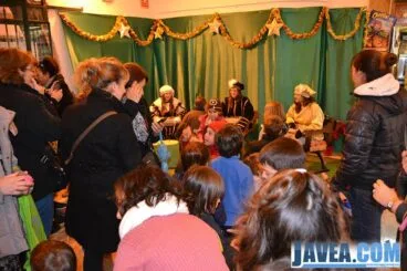 Los niños y niñas esperando para entregar su carta a los pajes reales