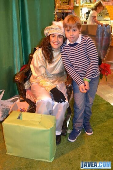 Los niños y niñas pudieron disfrutar de la llegada de los pajes reales al Mercado Municipal