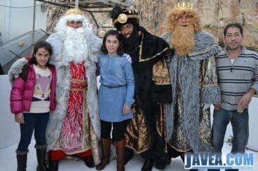 Los niños y niñas que viajaban en el barco con los Reyes Magos no dudaron en tomarse unas fotos con ellos