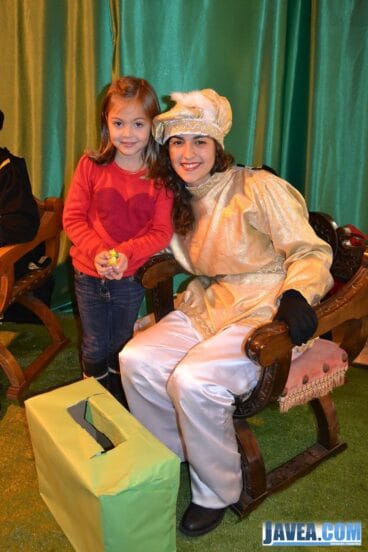 Los niños y niñas recibían caramelos de los pajes reales