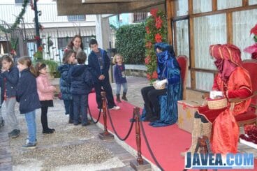 Los niños y niñas se acercaban curiosos a preguntar cosas a los pajes reales