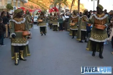 Los pajes del Rey Baltasar durante la cabalgata del puerto de Jávea