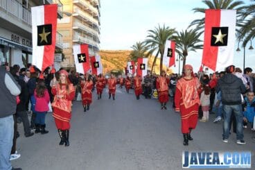 Los pajes del Rey Gaspar durante la cabalgata del puerto de Jávea