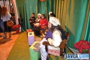 Los pajes reales se hicieron fotos con los niños que iban a entregarles las cartas