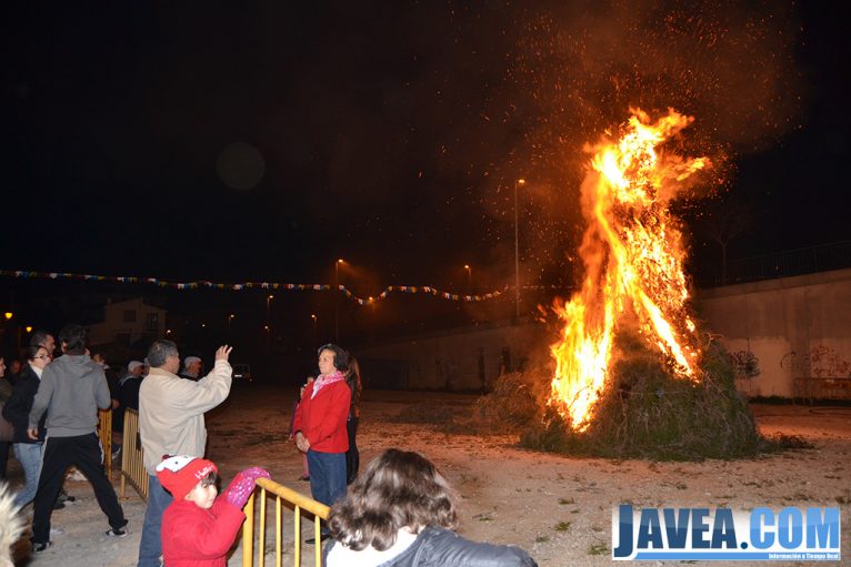Los vecinos de Jávea se acercaban para sacarse fotografías con el pino en llamas