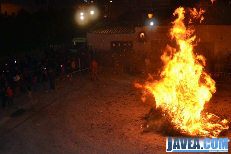 Los vecinos de Jávea se dieron cita en la Calle San Antonio de Jávea para ver la quema del pino