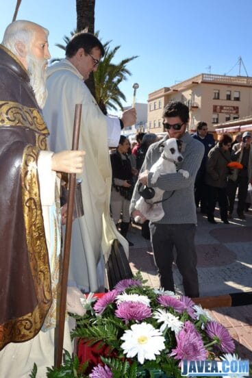 Los vecinos y vecinas de Jávea llevaron a sus mascotas al paseo marítimo de Jávea para ser bendecidos el día de San Antonio