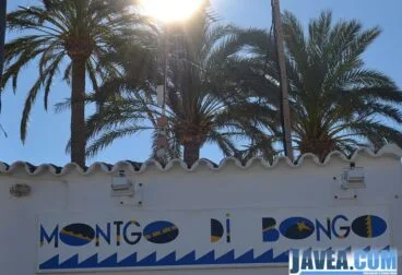Montgo di Bongo en Jávea está situado a escasos metros de la orilla de la Playa del Primer Muntanyar de Jávea o Playa del Benissero