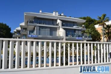 Muchas casas, apartamentos y villas se alquilan en la playa del primer muntanyar o playa del benissero de jávea