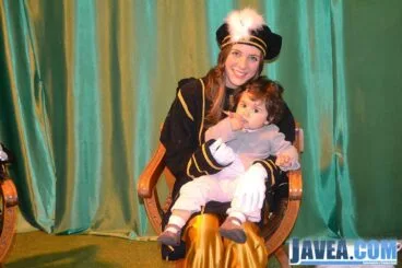 Niña pequeña con el paje en el Mercado Municipal