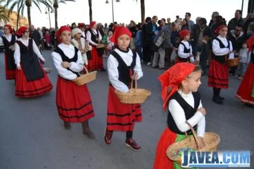 Niñas vestidas de pastorcitas en la cabalgata de los Reyes Magos del Puerto de Jávea