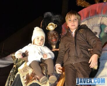 Niños de Jávea en la carroza con el Rey Baltasar