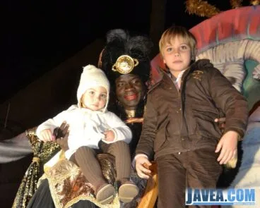 Niños de Jávea en la carroza con el Rey Baltasar
