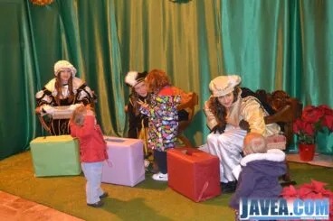 Niños y niñas con los pajes reales