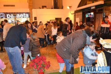 Niños y niñas con sus padres y madres en el Mercado Municipal