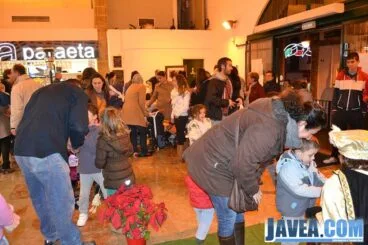 Niños y niñas con sus padres y madres en el Mercado Municipal