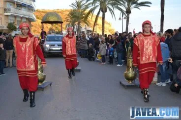 Pajes del Rey Gaspar con el incienso en la cabalgata del puerto de Jávea