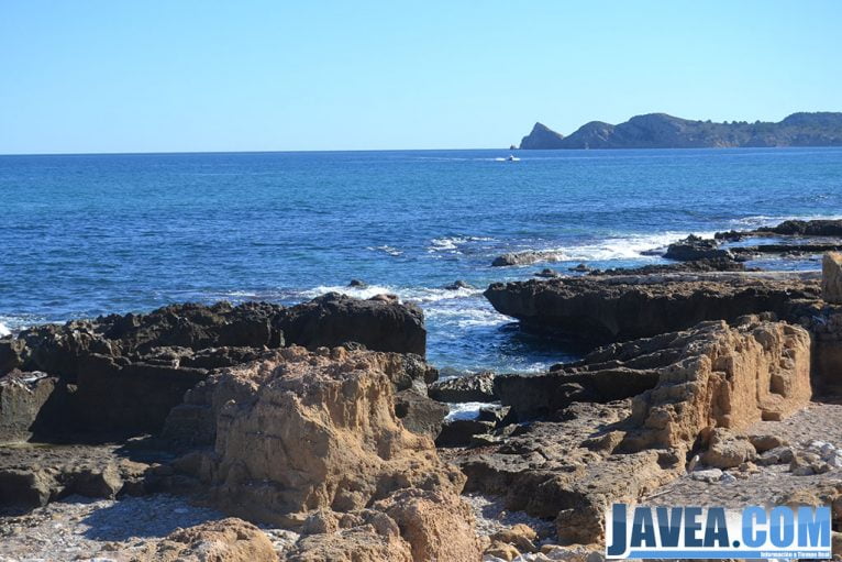 Piedra tosca en la Playa del Primer Muntanyar o Playa del Benissero de Jávea
