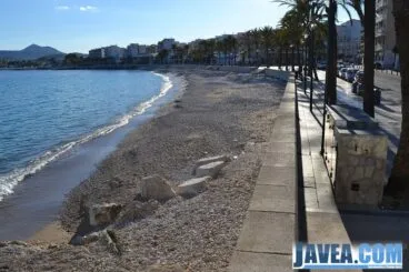 Playa de La Grava de Jávea junto con el Paseo Marítimo