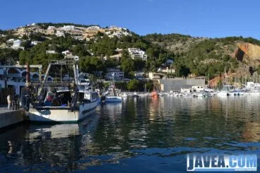 Puerto de Jávea a escasos metros de la Playa de la Grava