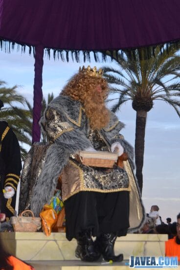 Rey Gaspar en su carroza durante la cabalgata del puerto de Jávea