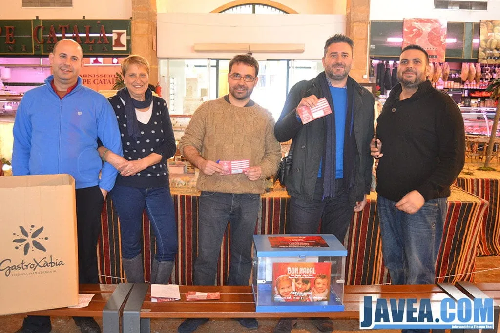 Sisco Vallés, Juan Luís Cardona, Jaume Serra, Rosi Caballero y un comerciante del Mercado Municipal en el momento del sorteo