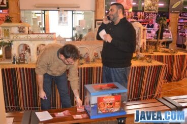 Sisco Vallés llamando a uno de los afortunados