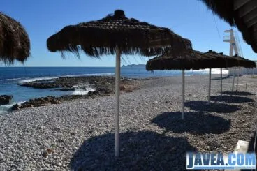 Sombrillas del Montgo di Bontgo a pie de playa en Jávea en la Playa del Primer Muntanyar o Playa del Benissero