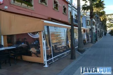 Terraza del Bar La Esquina que acondicionan para los meses de invierno