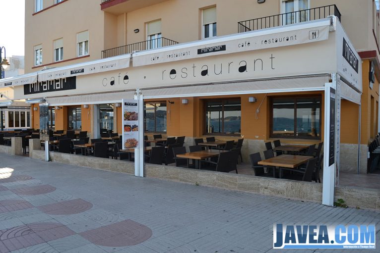 Terraza del Hotel Miramar en Jávea a primera línea de la Playa de La Grava