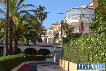 Urbanización Montgomery Sol en la primera línea de la Playa del Primer Muntanyar o Playa del Benissero en Jávea